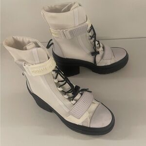 Converse Chuck Taylor 
•All Star Gr82
•Heeled Boot in White & Black
•Size